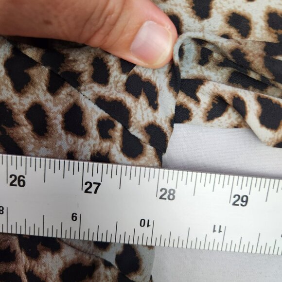 Torrid Brown Animal Leopard Print 3/4 Tab Sleeve Button Front Pullover Top Sz 3 - Picture 8 of 9